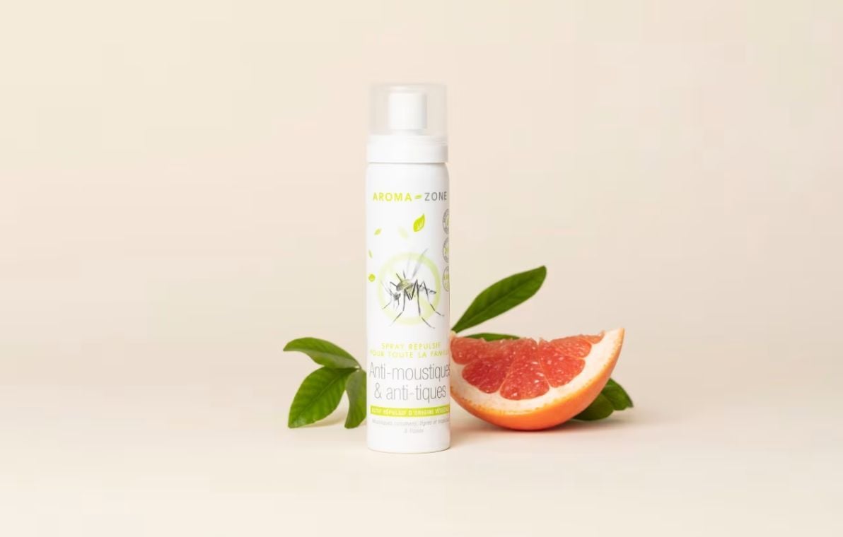 Adecuado para niños y adultos, este spray repelente de mosquitos Aroma-Zone es un artículo de emergencia para guardar en tus maletas. Adecuado para niños y adultos, este spray repelente de mosquitos Aroma-Zone es un artículo de emergencia para guardar en tus maletas.